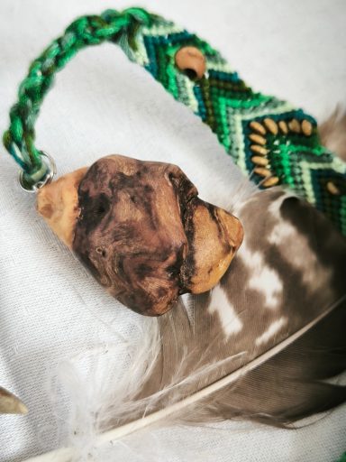 Schlüsselanhänger aus einer Baumperle mit geknüpftem Band in grün
