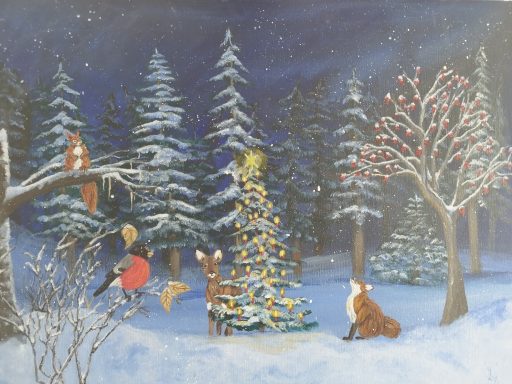 Heimische Waldtiere bewundern einen erleuchteten Weihnachtsbaum im Winterwald